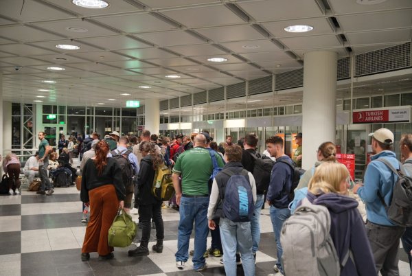 Tausende Menschen sind am Flughafen München gestrandet. - © Enrique Kaczor/onw-images/dpa