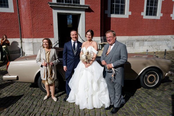 Joe Laschets Eltern - der Politiker Armin Laschet und seine Frau Susanne - posieren nach der Hochzeit mit dem Brautpaar. - © Henning Kaiser/dpa