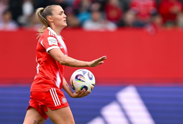 Flach spielen, hoch gewinnen: Bayerns Georgia Stanway. - © Sven Hoppe/dpa