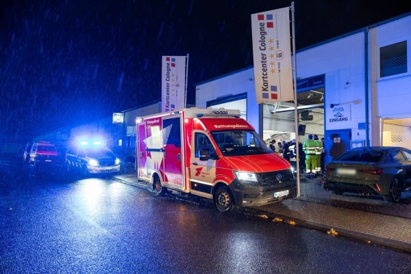 Großeinsatz wegen Kohlenmonoxid-Vergiftungen in einer Kölner Kartbahn. Offenbar war die Lüftung defekt. - © Jan Ohmen/dpa