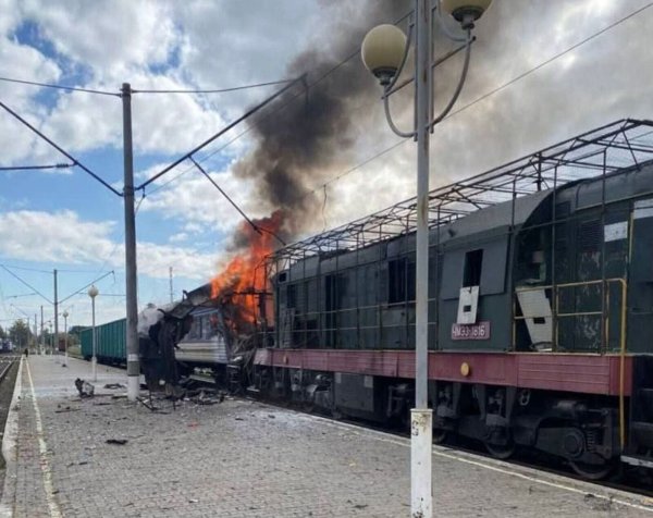 Viele Passagiere wurden bei dem Angriff auf einen Bahnhof in Schostka verletzt. - © Uncredited/Ukrainian Railway Press Office via AP/dpa