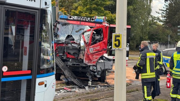 Beim Zusammenstoß eines Löschfahrzeugs der Feuerwehr mit einer Straßenbahn sind drei Menschen in Hattingen (Ennepe-Ruhr-Kreis) verletzt worden. - © Justin Brosch/dpa