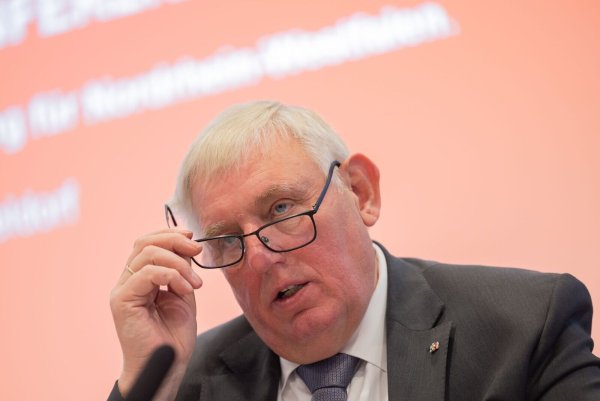 NRW-Sozialminister Karl-Josef Laumann (CDU) macht Vorschläge zur Reform des Bürgergelds. (Archivbild) - © Rolf Vennenbernd/dpa