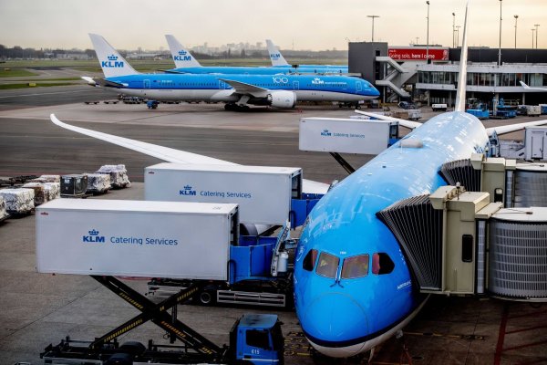 Wegen des Sturmtiefs wurde am Flughafen Schirphol viele Flüge gestrichen. (Archivfoto) - © Robin Utrecht/ANP/dpa