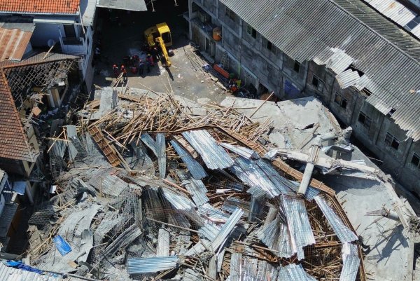 Das Unglück ereignete sich während des Gießens einer Betondecke - © Trisnadi/AP/dpa