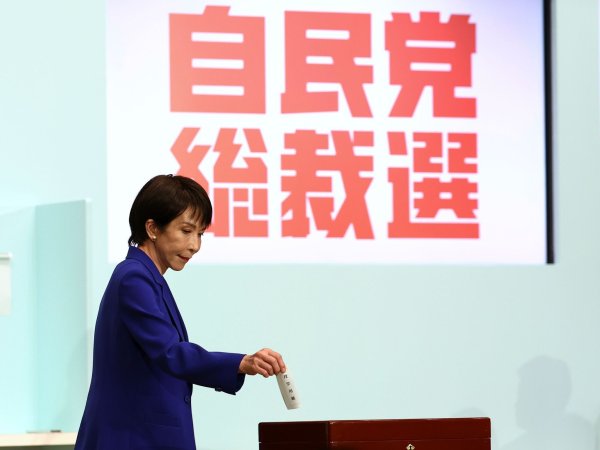 Sanae Takaichi übernimmt als erste Frau den Vorsitzt der regierenden LDP. - © Kim Kyung-Hoon/Pool Reuters/AP/dpa