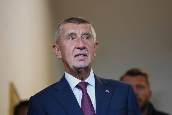 Der Vorsitzende der Oppositionsbewegung ANO, Andrej Babis, kommt zur Stimmabgabe in ein Wahllokal in Ostrava. - © Petr David Josek/AP/dpa