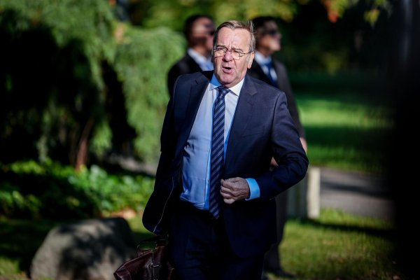 Verteidigungsminister Pistorius dringt darauf, sich an den vereinbarten Zeitplan zu halten. (Archivbild) - © Kay Nietfeld/dpa