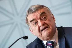 Reul &auml;ussert sich am Donnerstag auf einer Pressekonferenz zu den Ermittlungen nach den Missbrauchsf&auml;llen in L&uuml;gde. - &copy; Federico Gambarini/dpa