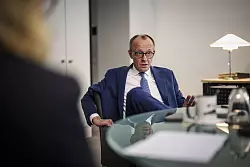 Der CDU Bundesvorsitzende und CDU/CSU-Fraktionschef Friedrich Merz aufgenommen in Berlin, 30.01.2025, vor seinem Buero im Bundestag, Reichstagsgebaeude. - © Dominik Butzmann