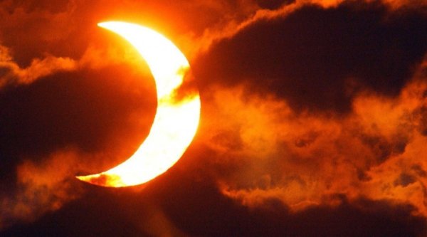 Sonnenfinsternis: Schiebt sich der Mond vor die Sonne am 20. März, senkt
das abrupt die Leistung von Photovoltaikanlagen. Die starke Schwankung 
im Stromnetz könnte im schlimmsten Fall einen Blackout verursachen. - © DPA