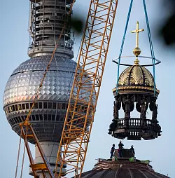 Humboldt Forum erh&auml;lt Kreuz - &copy; Foto: Bernd von Jutrczenka/dpa