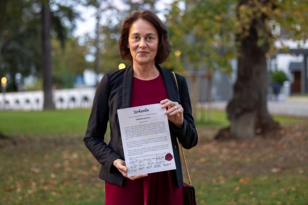 Katarina Barley (SPD), Vizepräsidentin des Europaparlaments, hält ihre Auszeichnung in den Händen. - © Thomas Banneyer/dpa