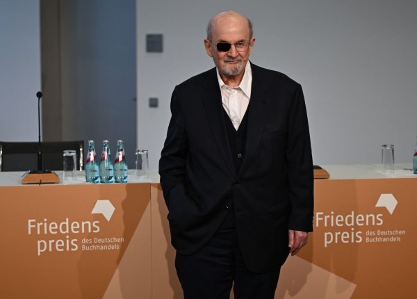 Der Autor Salman Rushdie kommt auf der Frankfurter Buchmesse zu einer Pressekonferenz. - © Arne Dedert/dpa