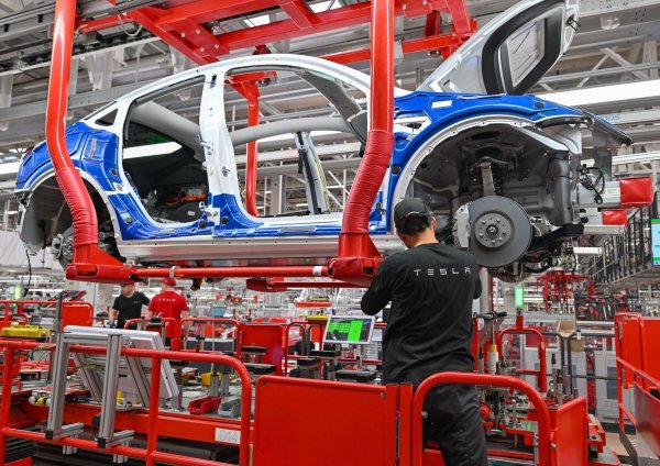 Ein Mitarbeiter im Tesla-Werk in Grünheide an einer Fertigungslinie für Elektrofahrzeuge vom Typ Model Y. - © Patrick Pleul/dpa