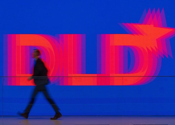 Der Münchner Informatiker Björn Ommer verglich auf der Digitalkonferenz DLD den aktuellen Stand der KI mit dem Start der Fließbandproduktion durch Henry Ford vor über 100 Jahren. - © Peter Kneffel/dpa