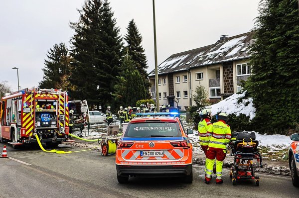 Zwei Menschen kamen in ein Krankenhaus - sie seien schwer verletzt, aber nicht in Lebensgefahr, heißt es bei der Polizei. - © Alex Talash/dpa