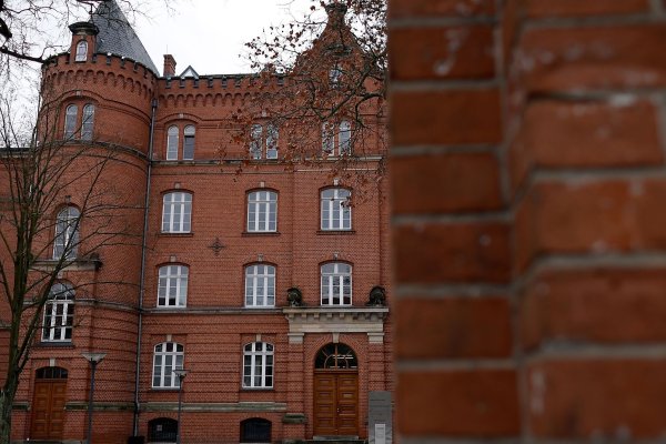 Am Landgericht in Neuruppin war das Urteil gegen den 17-Jährigen gesprochen worden. (Symbolbild) - © Carsten Koall/dpa