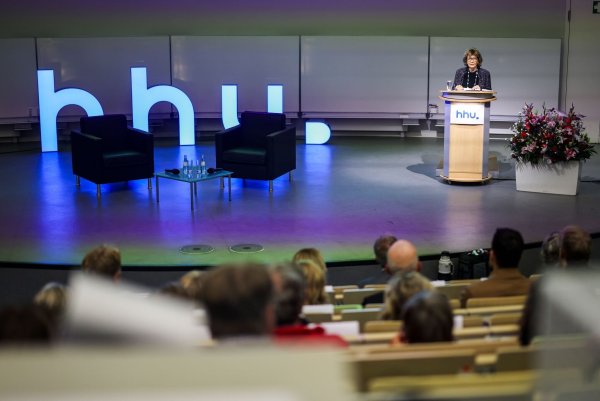 Die 92-jährige Holocaust-Überlebende Charlotte Knobloch spricht als Gastprofessorin der Düsseldorfer Universität über die Zukunft des Judentums in Deutschland. - © Christoph Reichwein/dpa