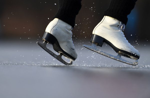 Schlittschuhe müssen eng am Fuß anliegen und dürfen nicht drücken. - © Ralf Hirschberger/dpa-Zentralbild/dpa-tmn