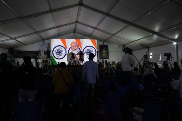 Indiens Premierminister Narendra Modi verfolgt die Aktivitäten der indischen Weltraumbehörde genau, wie hier bei der erfolgreichen Mondlandung Indiens. (Archivfoto) - © Aijaz Rahi/AP/dpa
