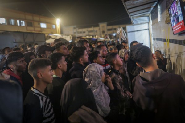 Menschen im Gazastreifen warten auf die Verkündung eines Waffenruheabkommens zwischen der Hamas und Israel. - © Jehad Alshrafi/AP/dpa