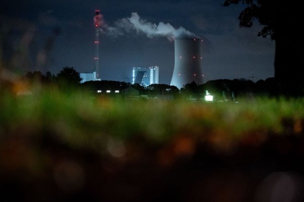Wegen eines Bombenfundes musste das Heizkraftwerk in Duisburg-Walsum vorübergehend heruntergefahren werden. (Archivbild) - © Fabian Strauch/dpa