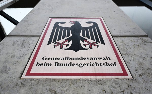 Wieder will die Bundesanwaltschaft einen mutmaßlichen IS-Terroristen vor Gericht sehen. (Archivbild) - © Uli Deck/dpa
