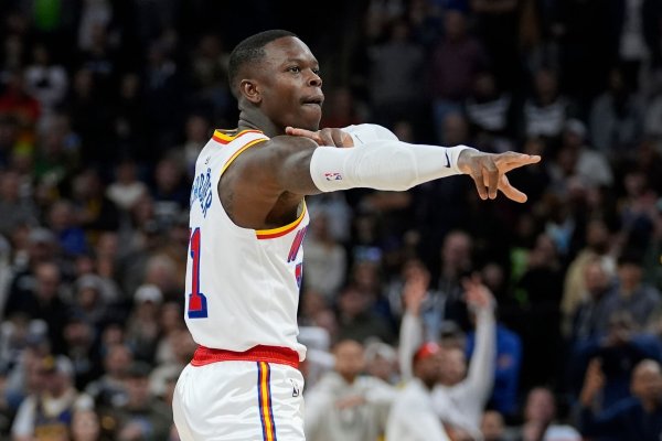 Dennis Schröder erzielte beim knappen Sieg der Golden State Warriors bei den Minnesota Timberwolves zwölf Punkte. - © Abbie Parr/AP/dpa