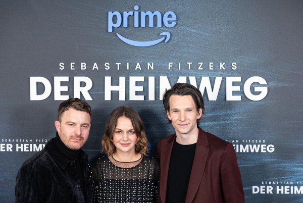 Das Hauptdarsteller-Trio von «Der Heimweg» bei der Premiere in Berlin. - © Hannes P. Albert/dpa