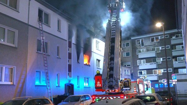 Zwei Tote bei Wohnungsbrand in Bottrop - das Haus ist unbewohnbar. - © M. Weber/WTVnews_Bottrop/dpa