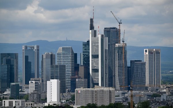 Banken halten sich mit Krediten an Mittelständler zurück (Archivbild). - © Arne Dedert/dpa