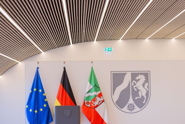 Unter anderem bei den Kosten für die Leuchten in diesem Raum soll das Land NRW betrogen worden sein. (Archivfoto) - © Rolf Vennenbernd/dpa