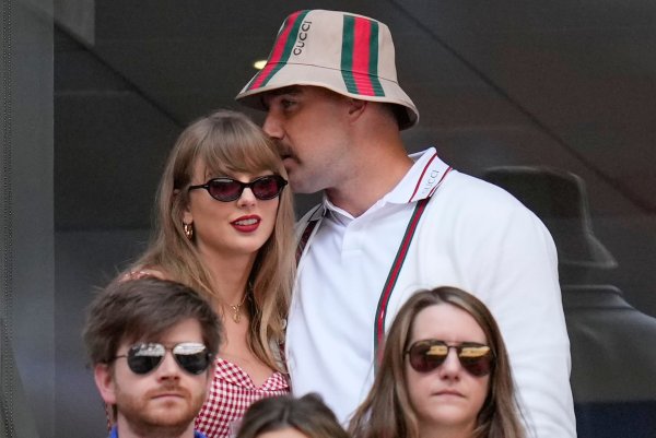 Football-Star Travis Kelce möchte Superstar Taylor Swift weiterhin so gut er kann den Rücken stärken. (Archivbild) - © Kirsty Wigglesworth/AP/dpa