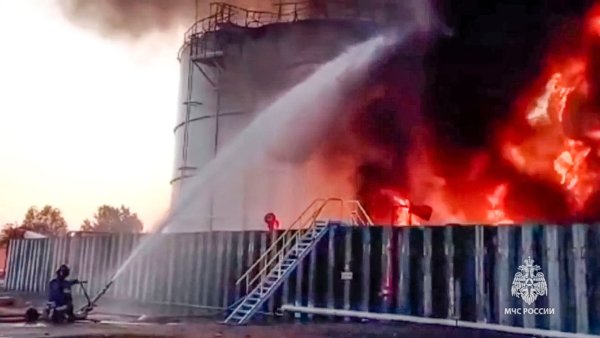 Die Ukraine setzt mit Drohnen gezielt Treibstofflager in Russland in Brand. Ähnlich wie diese Tanks im Gebiet Rostow auf einem Archivbild hat es nun ein Reservoir im Gebiet Woronesch getroffen. - © Uncredited/Russian Emergency Ministry Press Service/AP/dpa