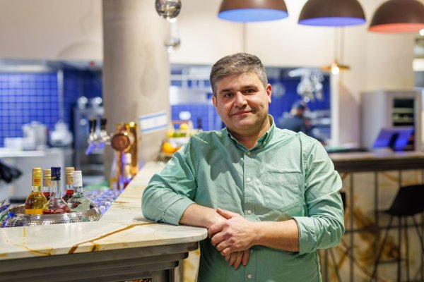 Es gibt schon seit längerem Drohungen und Boykottaufrufe - dennoch eröffnet der Freiburger Gastronom Billal Aloge ein israelisches Restaurant. - © Philipp von Ditfurth/dpa