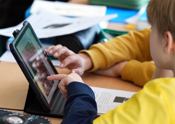 Online-Nachhilfeanbieter im Test: Die meisten Anbieter schnitten durchschnittlich ab - mit der Schulnote 3. - © Soeren Stache/dpa/dpa-tmn