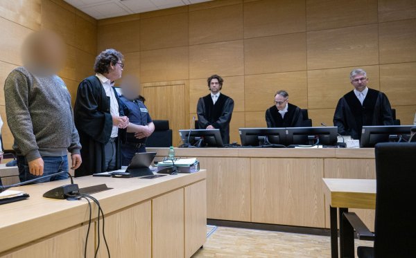 Beim Prozessbeginn steht der 40-jährige Angeklagte (links) neben seinem Anwalt Martin Rother im Landgericht Bielefeld. - © Guido Kirchner/dpa
