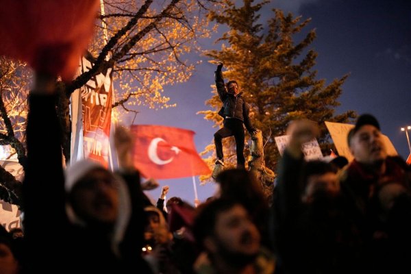 Seit der Festnahme Imamoglus formiert sich der Protest. - © Emrah Gurel/AP/dpa