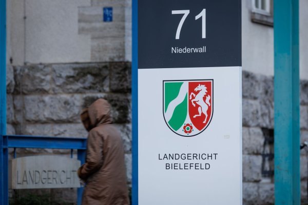 Am Landgericht Bielefeld beginnt der Prozess um einen Totschlag in Verl. Vor fünf Monaten waren in dem Ort in Ostwestfalen Leichenteile in einer Gefriertruhe gefunden worden. (Symbolfoto) - © Friso Gentsch/dpa