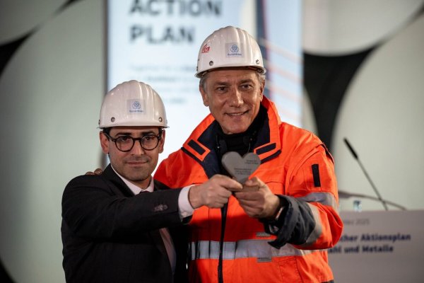 Der EU-Kommisar für Industriestrategie, Stéphane Séjourné (l) erhielt vom Thyssenkrupp-Stahl-Betriebsrat eine «Herz aus Stahl»-Skulptur. - © Fabian Strauch/dpa