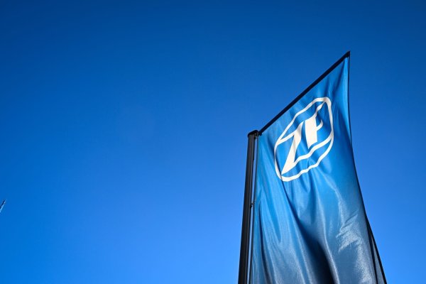 Die Autoindustrie steckt angesichts der schwachen Konjunktur in der Krise und leidet unter der mauen Nachfrage - vor allem nach E-Autos. - © Felix Kästle/dpa