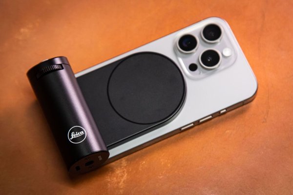 Hält magnetisch: Der Leica Lux Grip wird per MagSafe ans iPhone gebappt. - © Christin Klose/dpa-tmn