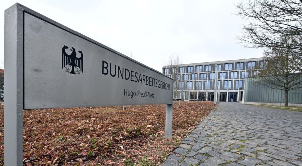 Wie viel Geld darf ein Unternehmen einem freigestellten Betriebsrat zahlen? Das Bundesarbeitsgericht hat dazu geurteilt. (Archivbild) - © Martin Schutt/dpa
