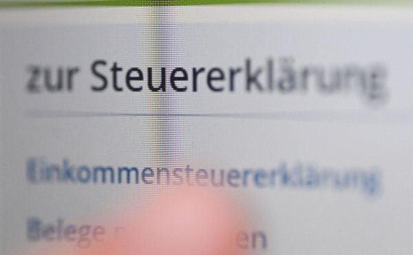 Die Pflicht ruft - aufseiten der Steuerpflichtigen und der Finanzbeamten, welche nun mit der Bearbeitung der Einkommensteuer 2024 beginnen. (Symbolbild) - © Bernd Weißbrod/dpa