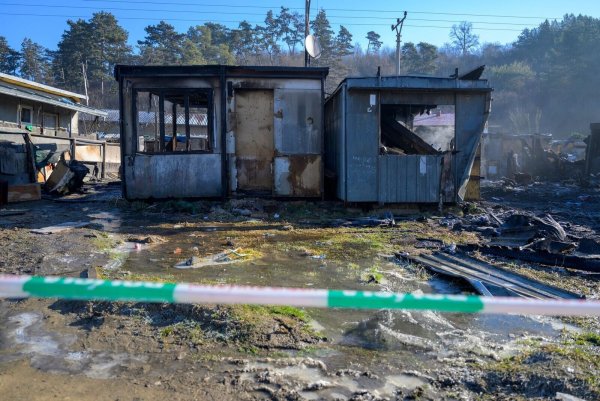 Ein Brand zerstörte in der Nacht mehrere containerartige Behausungen in einer slowakischen Armensiedlung. - © Veronika Mihaliková/TASR/dpa