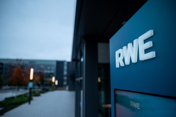 Der Energiekonzern RWE hat im vergangenen Jahr so viel Grünstrom produziert wie noch nie. (Archivbild) - © Fabian Strauch/dpa
