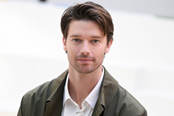 Patrick Schwarzenegger wird für seine Rolle in «The White Lotus» gefeiert. - © Jens Kalaene/dpa