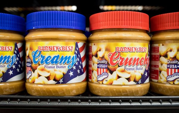 Auf die Einfuhr von US-Produkten wie Erdnussbutter sollen wieder Zusatzzölle fällig werden. (Archivbild) - © Christian Charisius/dpa