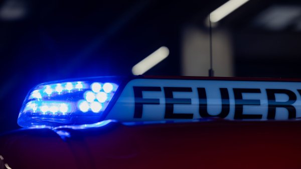 Feuerwehrkräfte haben nach einem Wohnungsbrand in Detmold eine männliche Leiche geborgen (Foto-Illustration) - © Rolf Vennenbernd/dpa